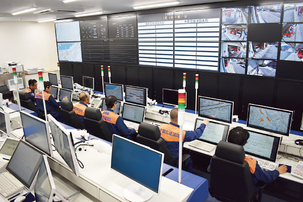 大規模災害モードになった指令室の写真